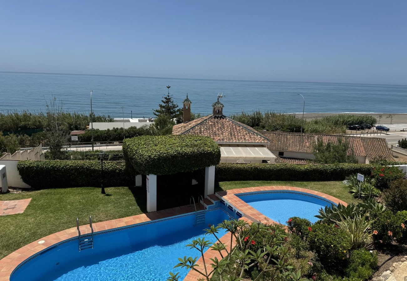 Townhouse in Benajarafe - House with sea view in first line beach, few steps to the pool