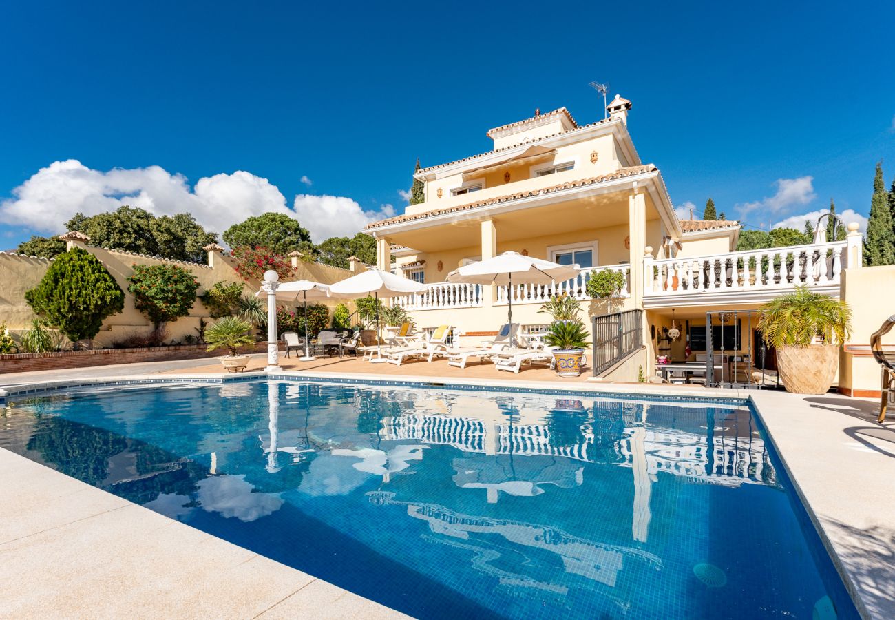 Rent by room in Estepona - Family holiday home in Roca Mansion