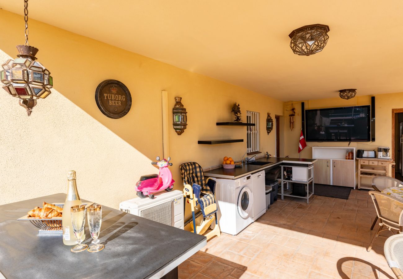 Rent by room in Estepona - Family holiday home in Roca Mansion