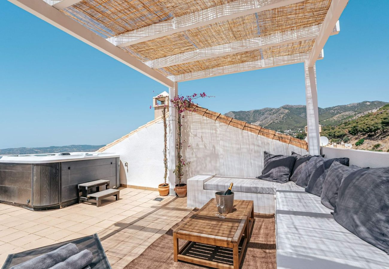 Townhouse in Mijas Costa - Newly renovated Townhouse with Sea view and Rooftop with Jacuzzi