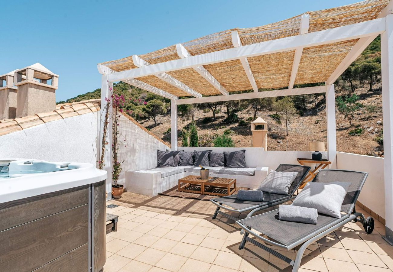 Townhouse in Mijas Costa - Newly renovated Townhouse with Sea view and Rooftop with Jacuzzi