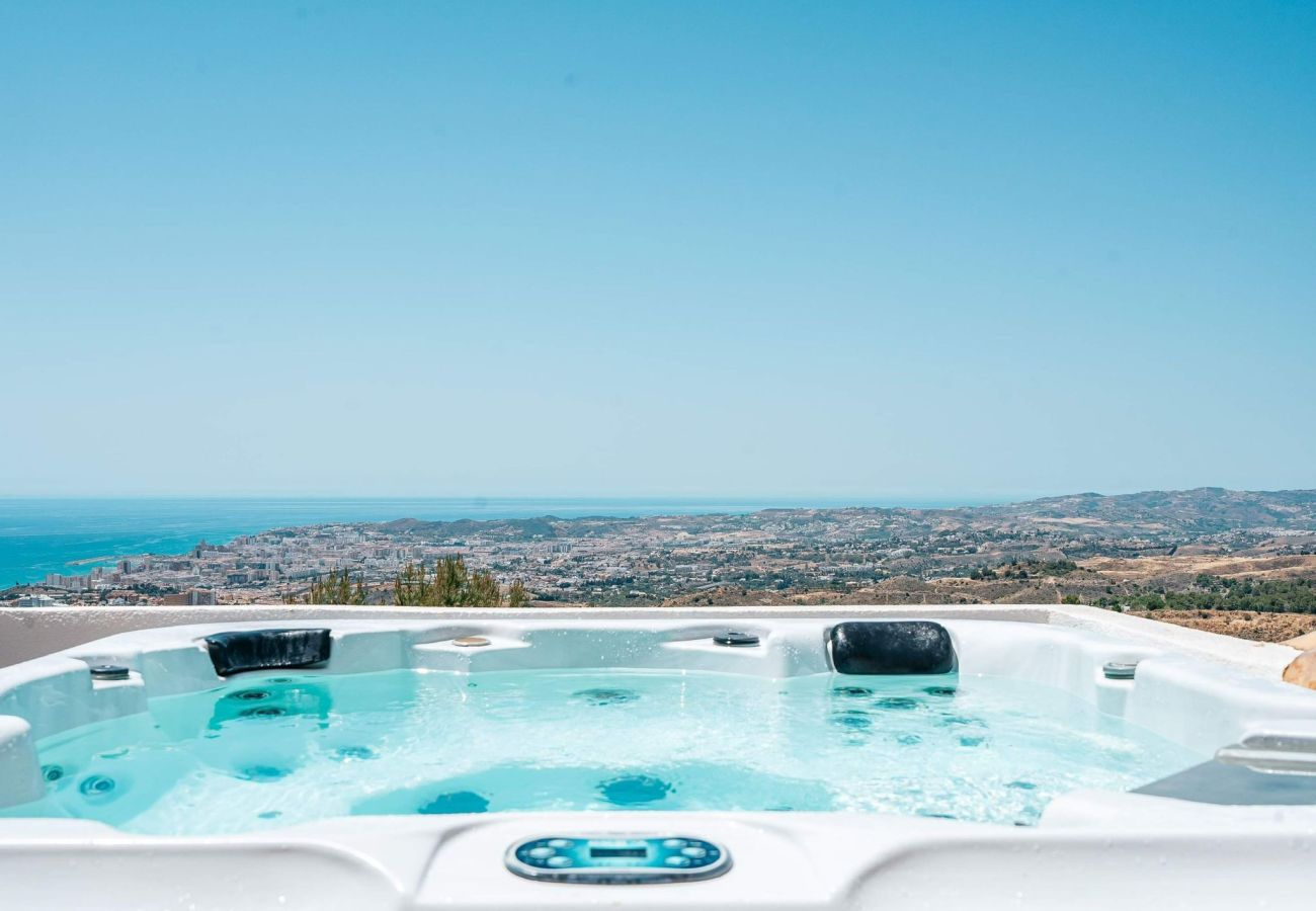 Townhouse in Mijas Costa - Newly renovated Townhouse with Sea view and Rooftop with Jacuzzi