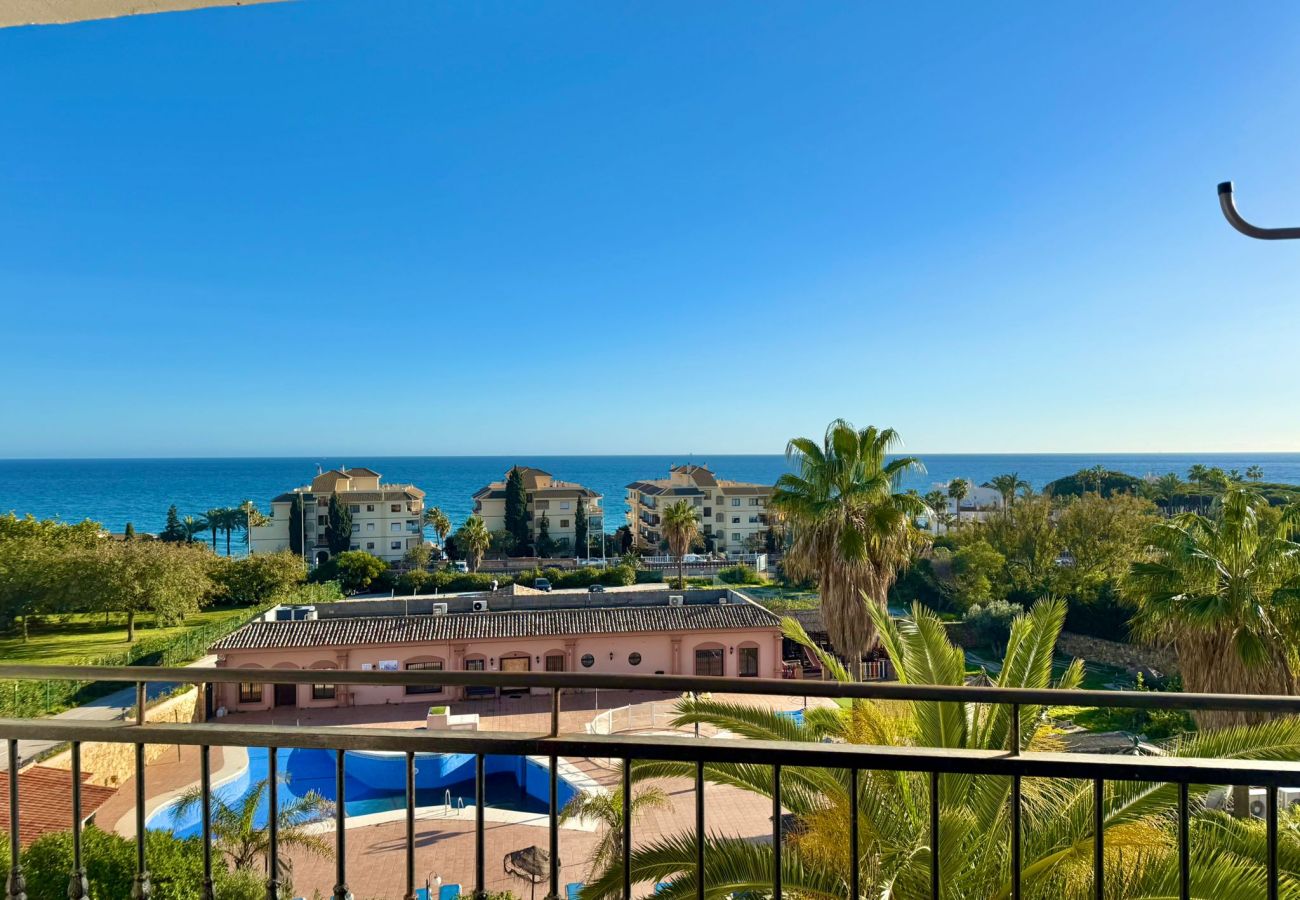 Apartment in Mijas Costa - PRIME LOCATION! Few minutes walk to the Beach, Sports Club, Restaurants, Supermarkets and more!