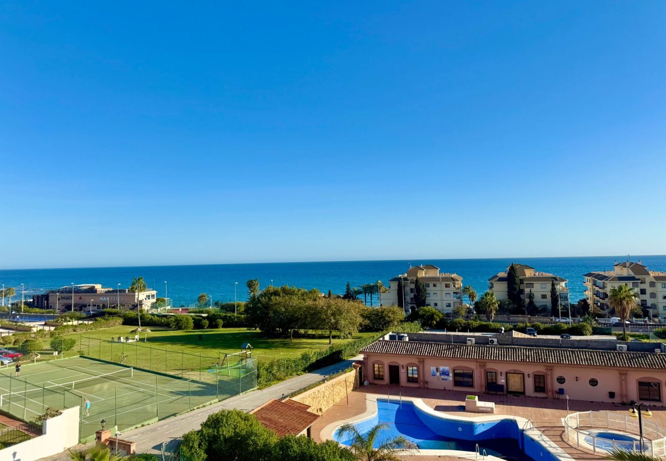 Apartment in Mijas Costa - PRIME LOCATION! Few minutes walk to the Beach, Sports Club, Restaurants, Supermarkets and more!