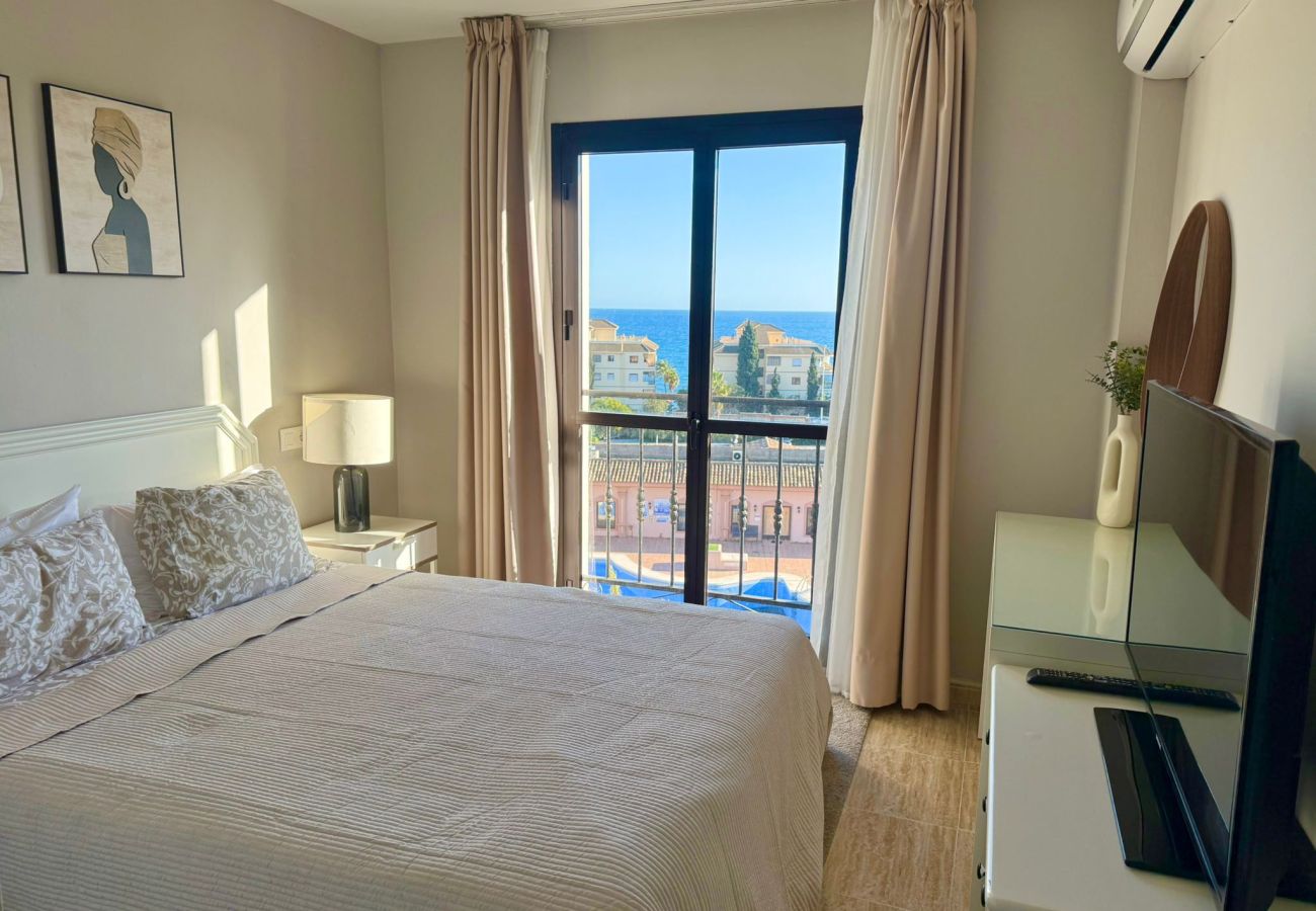 Apartment in Mijas Costa - PRIME LOCATION! Few minutes walk to the Beach, Sports Club, Restaurants, Supermarkets and more!