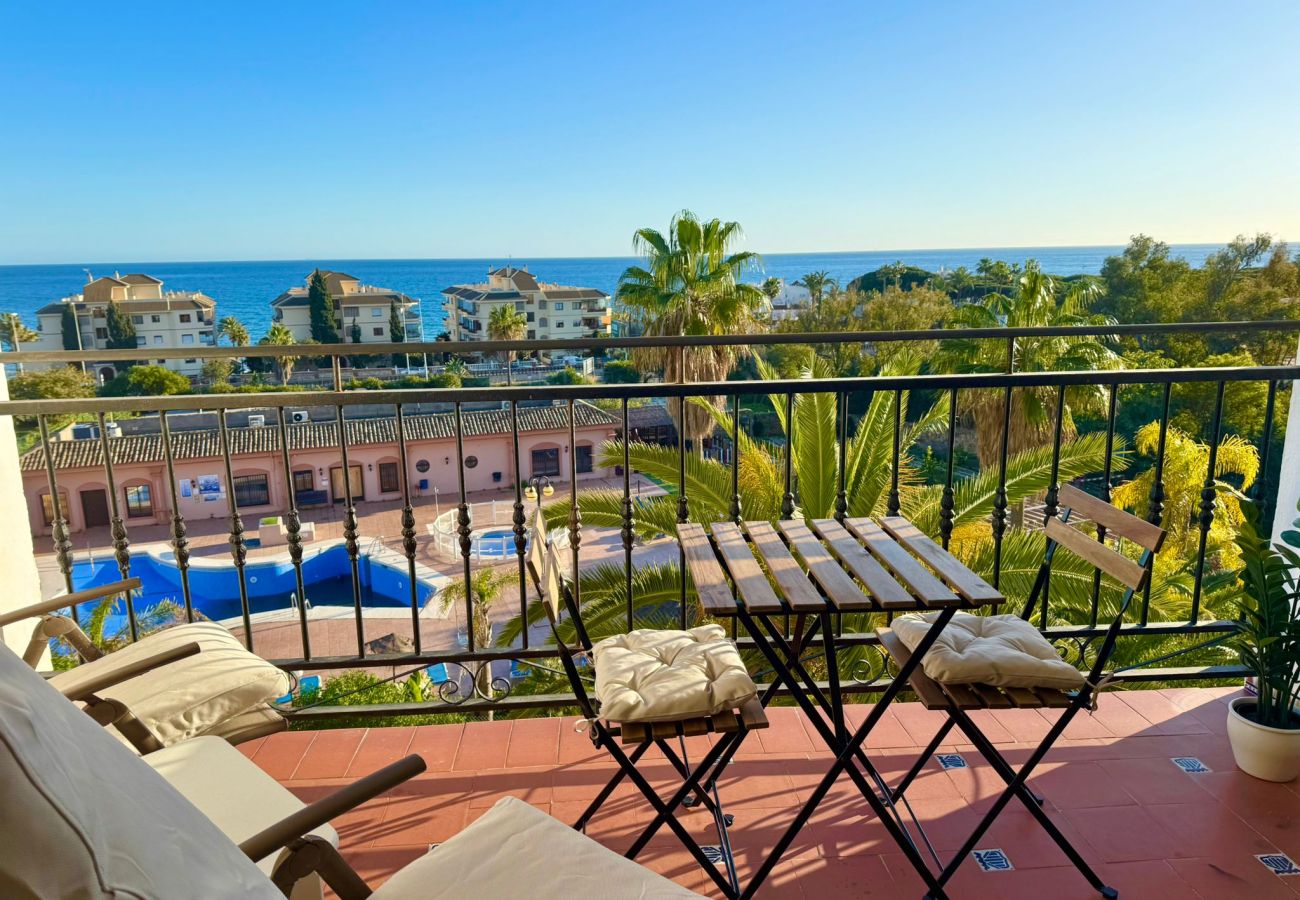 Apartment in Mijas Costa - PRIME LOCATION! Few minutes walk to the Beach, Sports Club, Restaurants, Supermarkets and more!